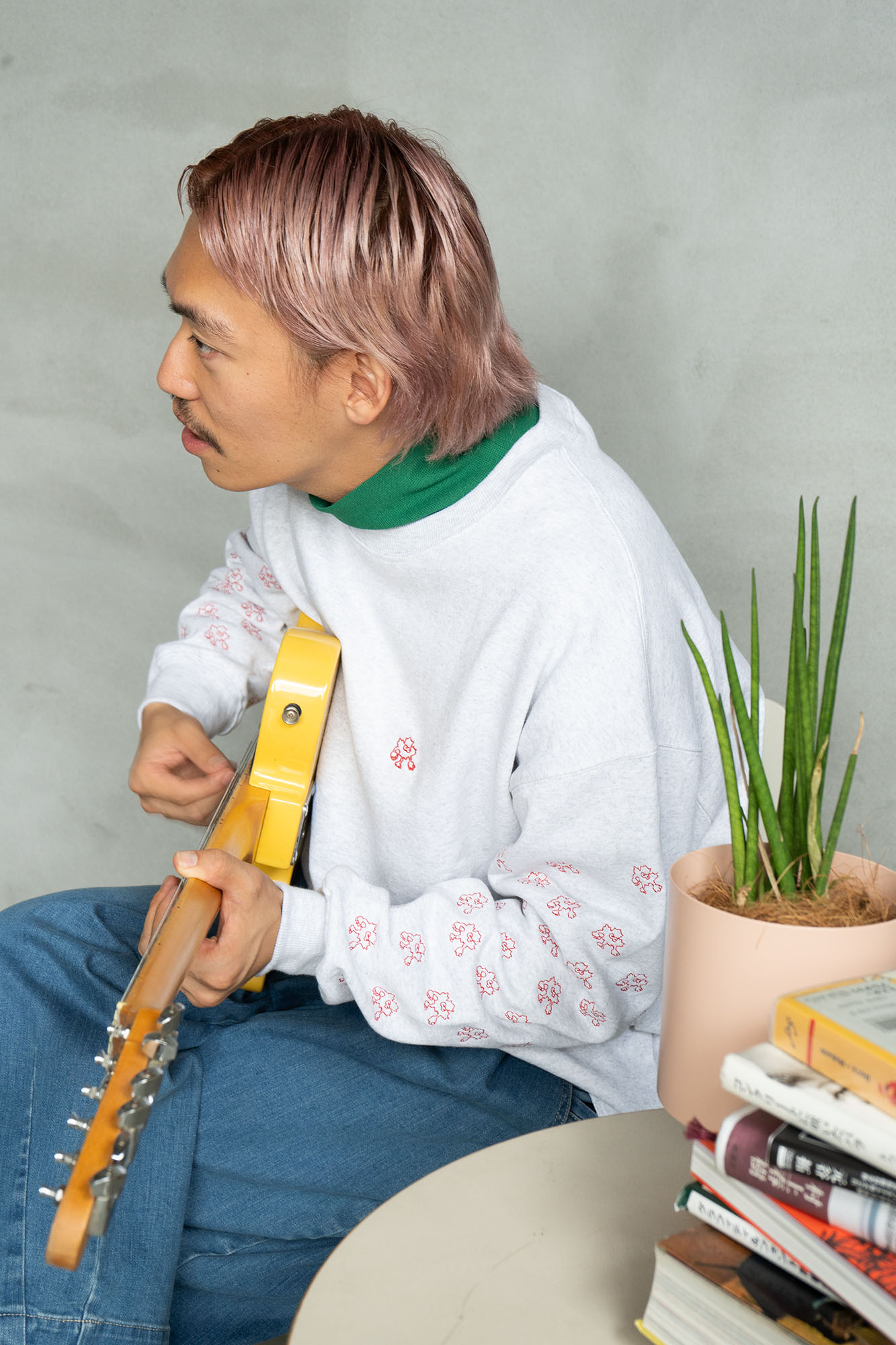 ギターを弾く人物